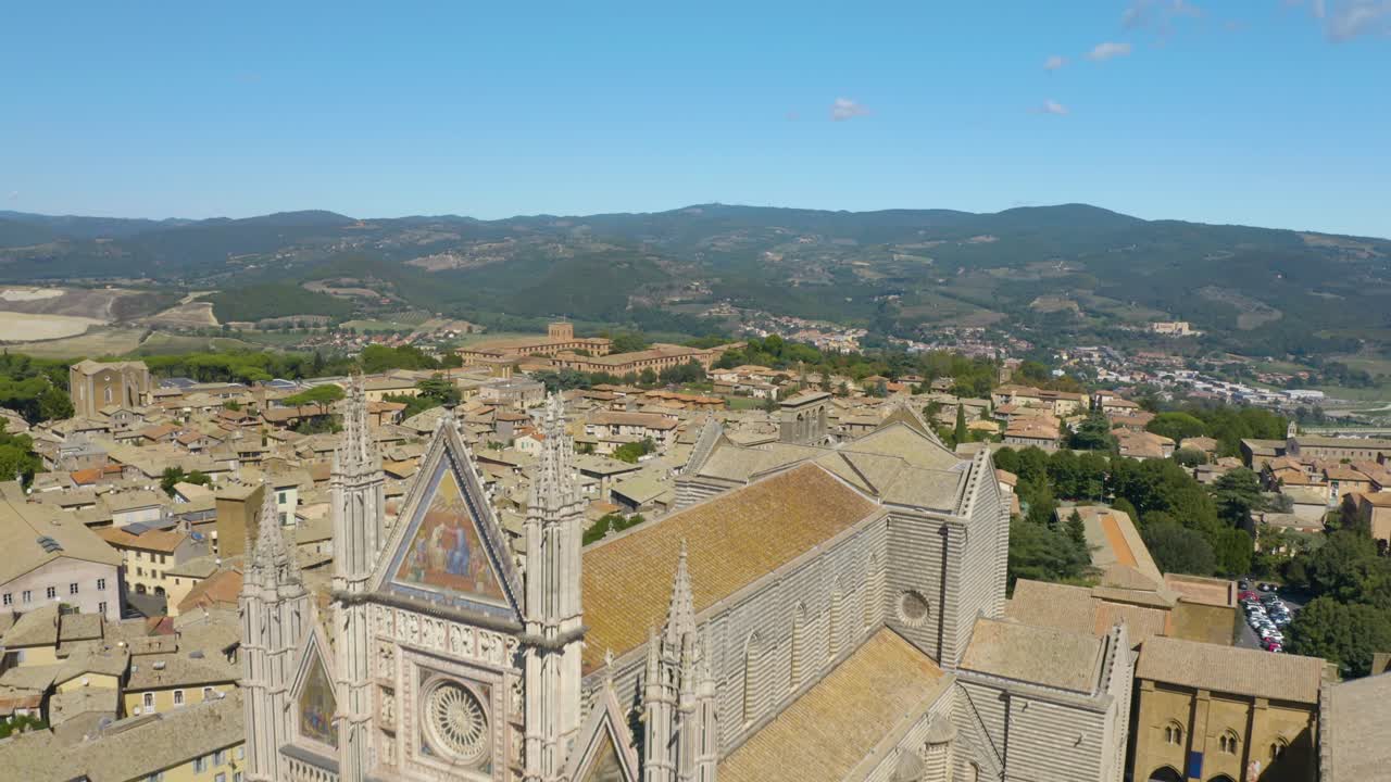 retroceso aéreo revela la famosa catedral de orvieto popular entre los turistas