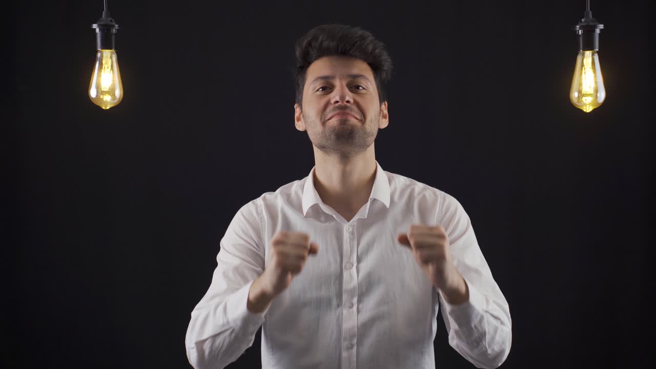 el hombre que da motivación e ideas. eureka. la idea de la bombilla.