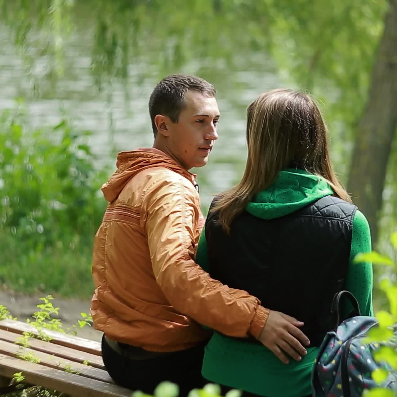 Pareja romántica en un banco