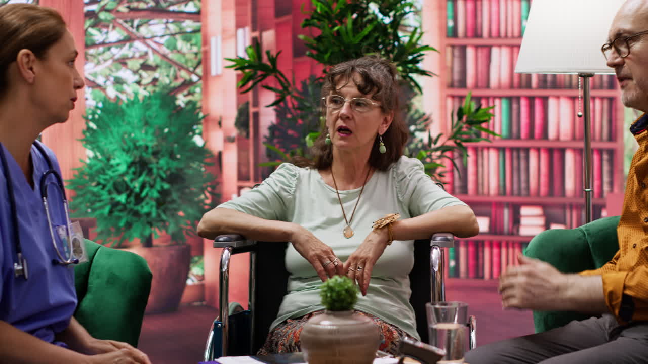 una anciana en silla de ruedas pide consejo médico y pastillas a la enfermera