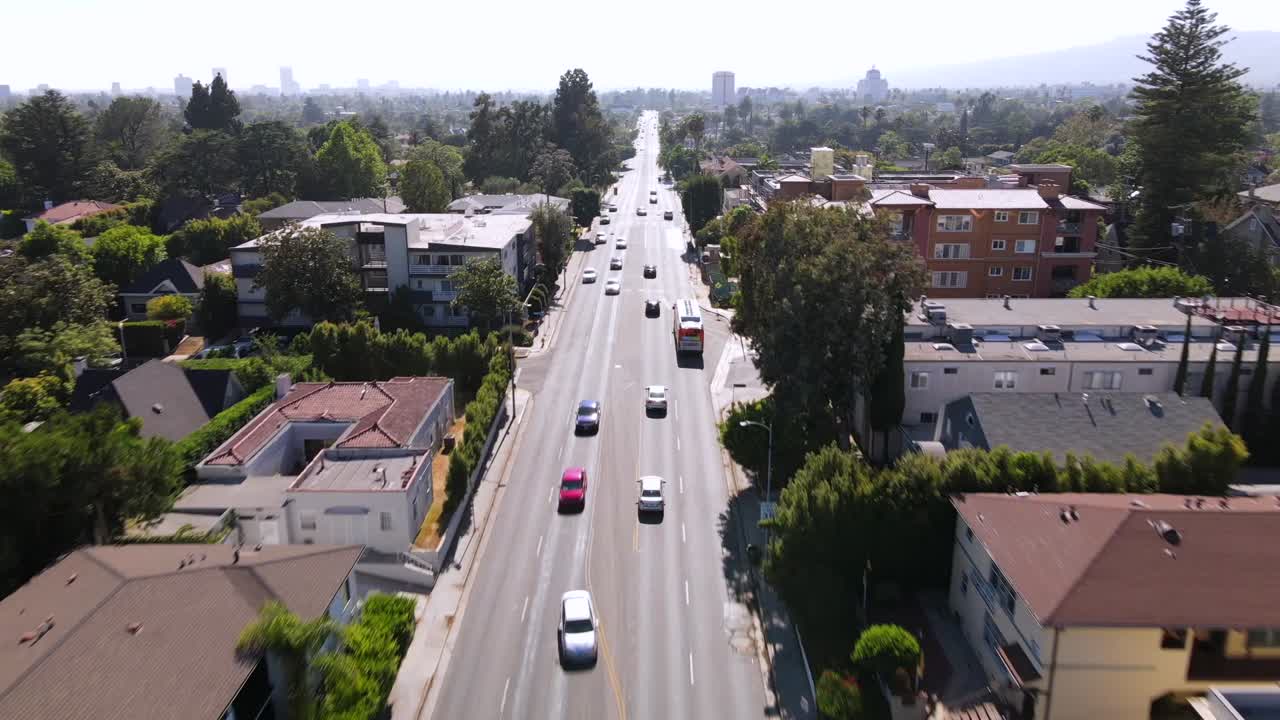 로스 앤젤레스 캘리포니아를 향해 운전하는 자동차의 훌륭한 공중 샷