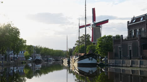 antiguos barcos amarrados en el puerto deportivo cerca del molen de roode leeuw, turfsingel, gouda, países bajos