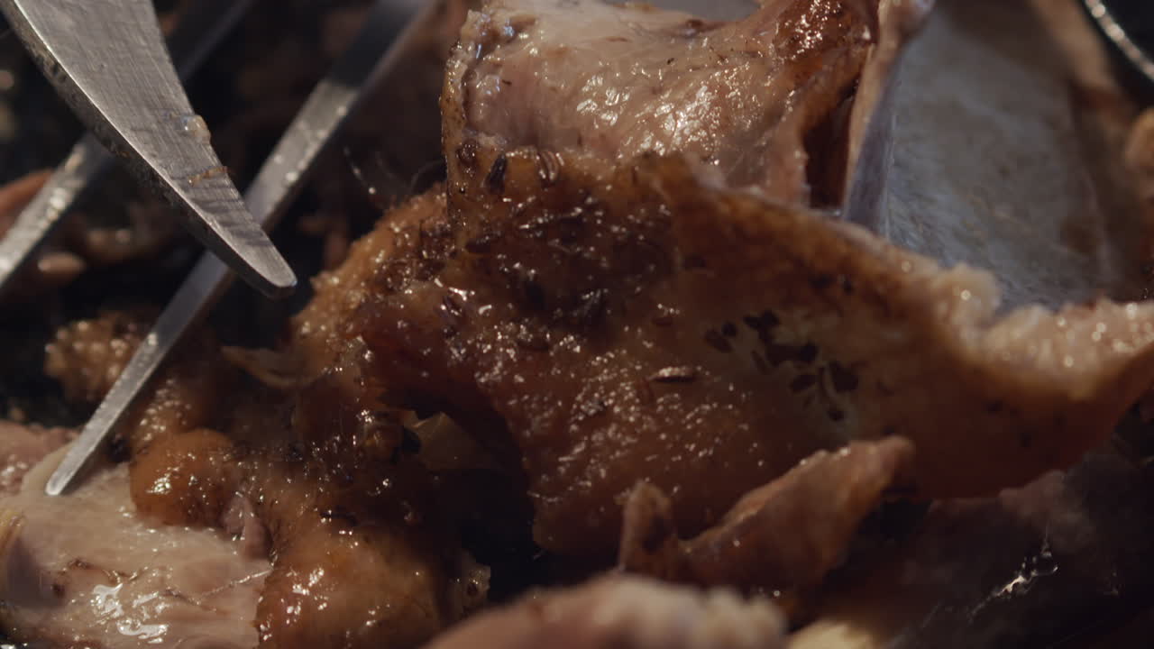 가위와 포크로 갓 자른 맛있는 육즙이 많은 구운 고기, 클로즈업