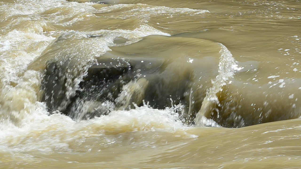 Fluss und Steine. Gebirgsfluss
