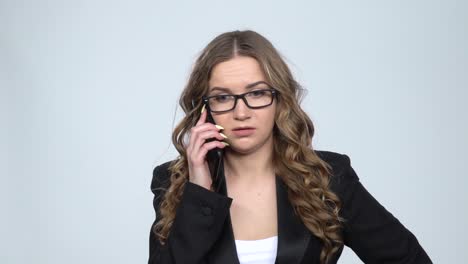 mujer en una llamada telefónica