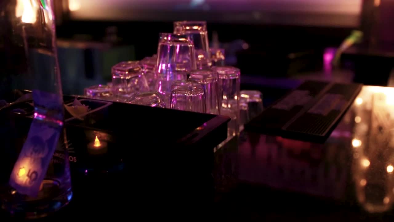 bicchieri in un bar che stanno per essere usati