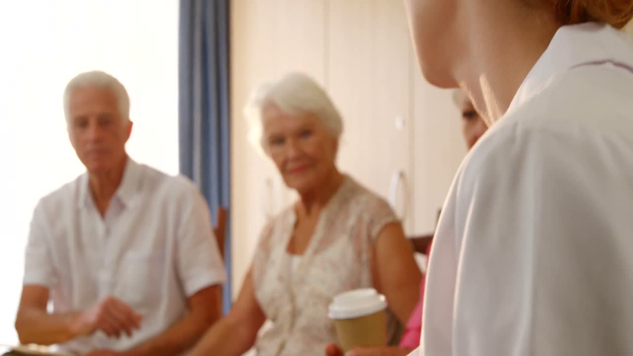 치료사가 노인들과 대화하는 것