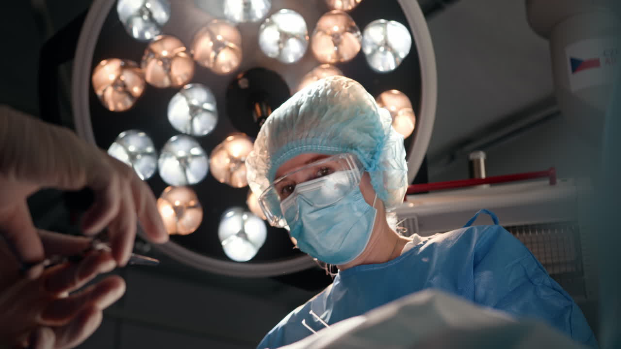 procedimiento quirúrgico en una sala de operaciones