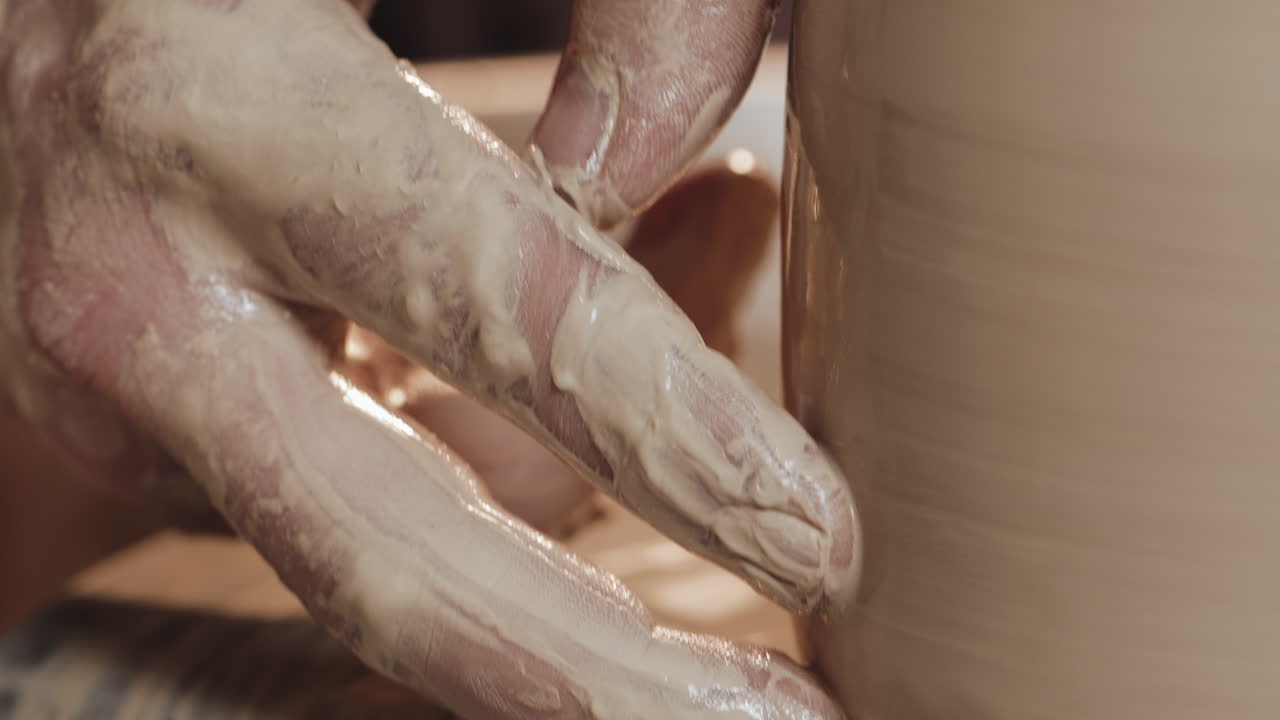 도자기 의 바 에 점토 를 는 손 들