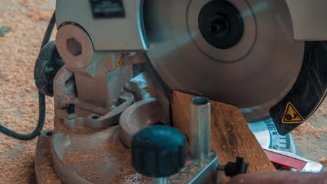 carpintero que utiliza una sierra circular para cortar tablas de madera