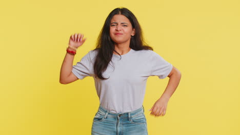 irritada mujer india enojada grita de estrés problemas de tensión, shock, rabia, nerviosa, pelea