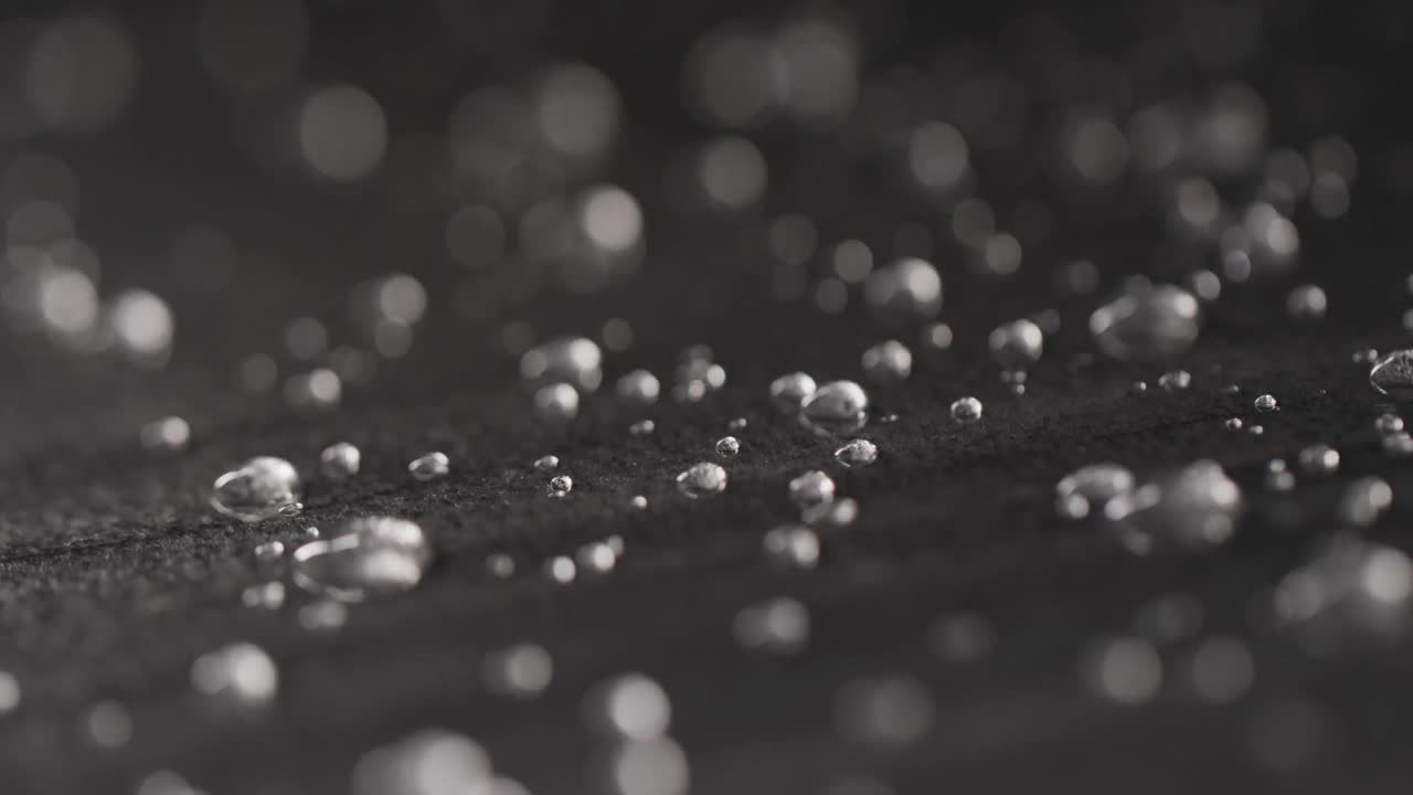 회색 배경에 복사 공간과 함께 물방울의 클로즈업의 마이크로 비디오