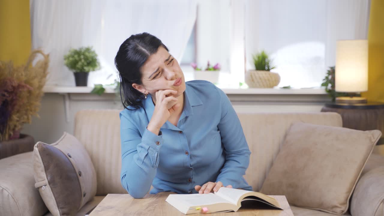 지루한 젊은 여성.