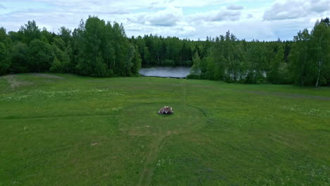 Dron-Aéreo-Que-Establece-Una-Toma-De-Un-Paisaje-Forestal-Verde-Con-Un-Lago