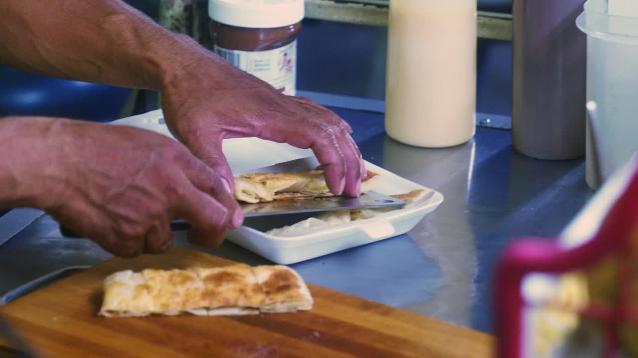 imágenes cinematográficas de cocina de 4k de un chef tailandés preparando un postre tradicional tailandés llamado roti en un mercado callejero en tailandia