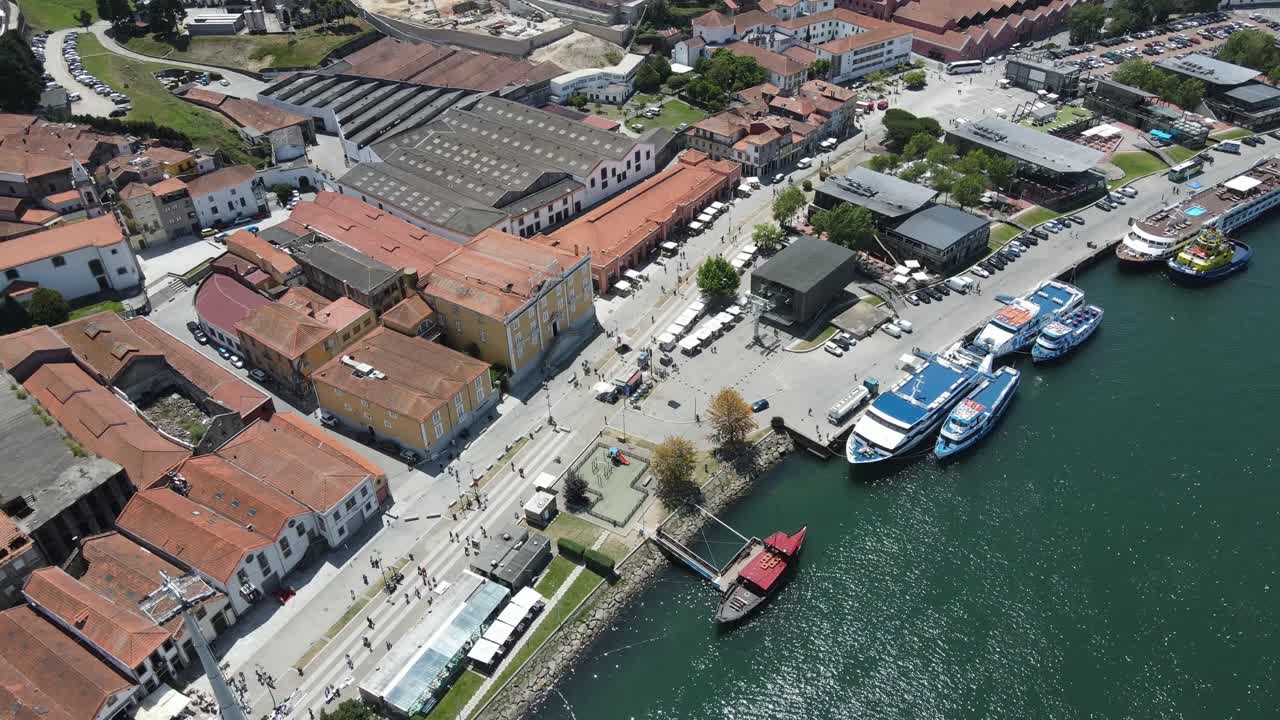 Cais de Gaia and boats next to Douro river