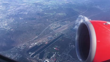 Turbinenansicht-Aus-Einem-Flugzeug,-Das-über-Einer-Stadt-Fliegt,-Landschaft-Europa