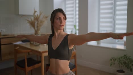 mujer practicando yoga en casa