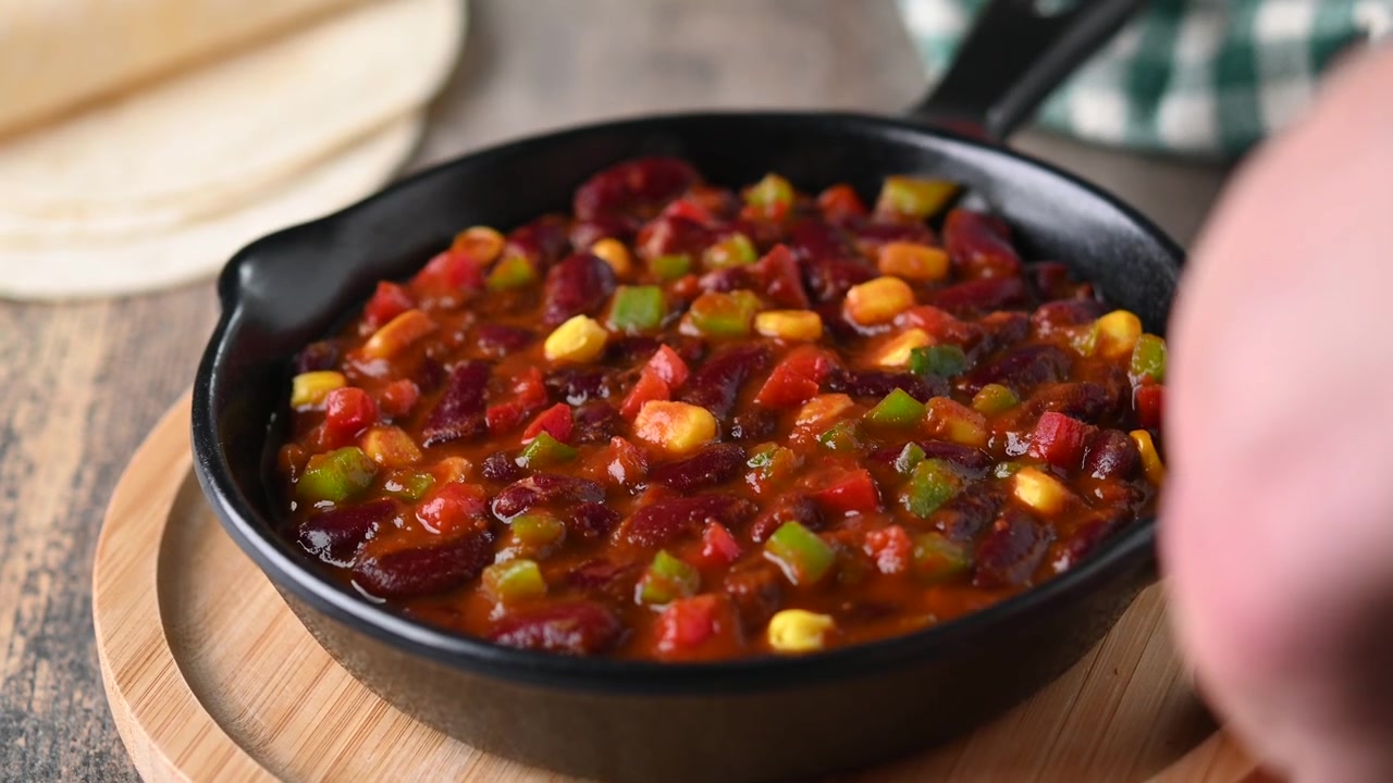Feijões mexicanos com chilli e legumes