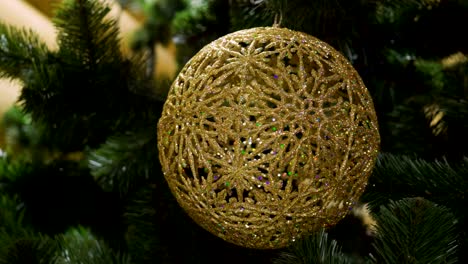 vacaciones de invierno. una bola de oro de navidad en el árbol de navidad. 4k