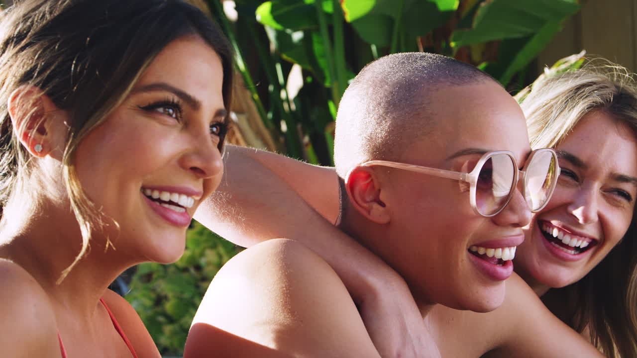 tres amigas al aire libre relajándose en la piscina y disfrutando de la fiesta de la piscina de verano
