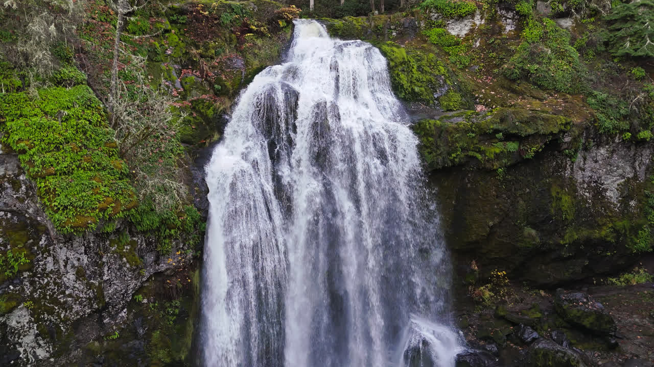 hermosa cascada relajante 4k imágenes de drones en el bosque del noroeste de américa del pacífico