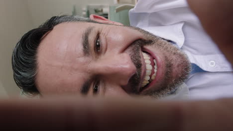 hombre caucásico atractivo teniendo video chat usando cámara web en casa saludando al bebé compartiendo estilo de vida padre disfrutando de la conexión en línea en pantalla vertical