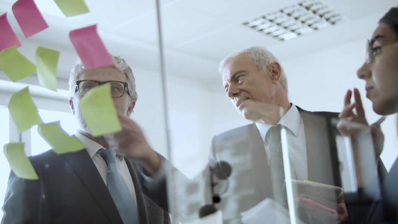 líderes empresariales enfocados de diferentes edades hablando de estrategias