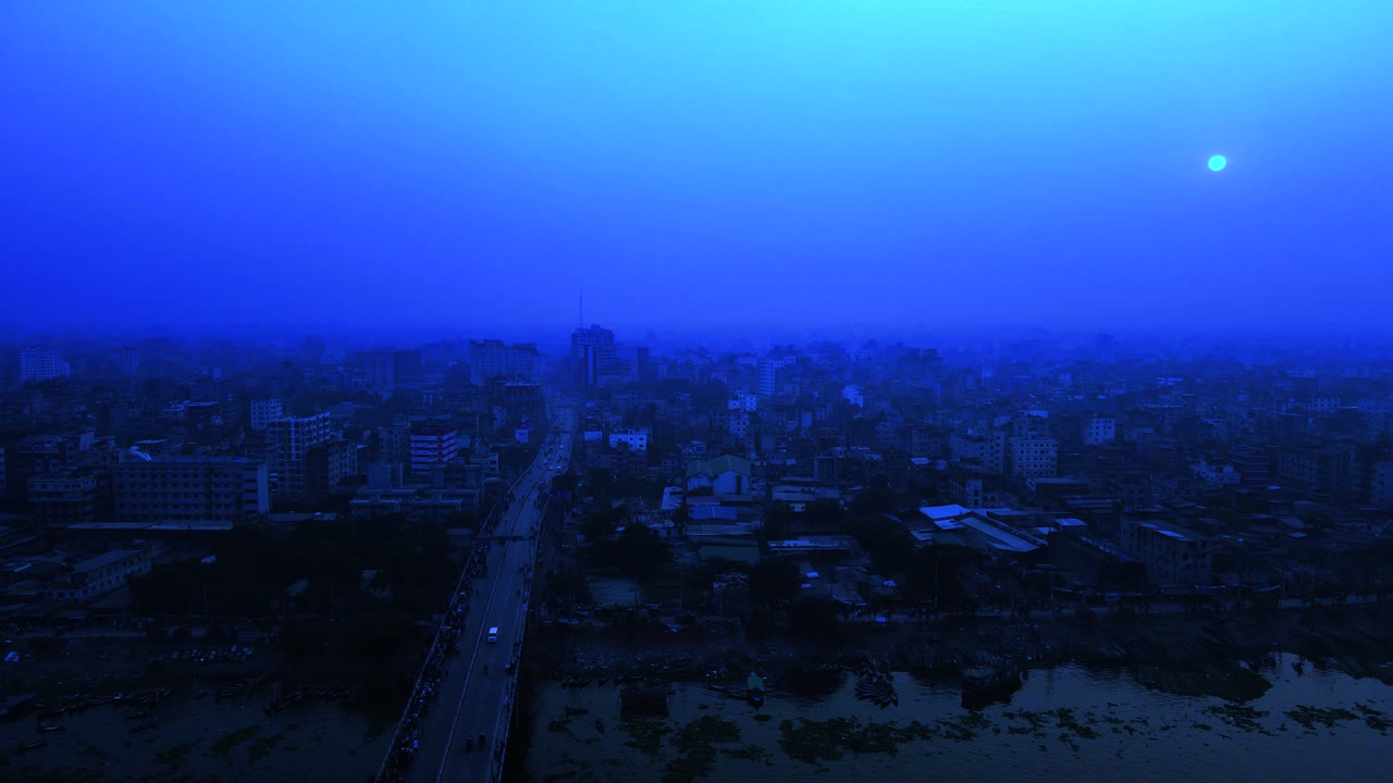 황량한 묵시적인 도시 교외의 야간 조감도, 푸른 하늘 황혼