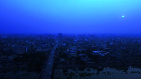 Vista-Aérea-Nocturna-De-Los-Desolados-Suburbios-Urbanos-Apocalípticos,-Cielo-Azul-Atardecer