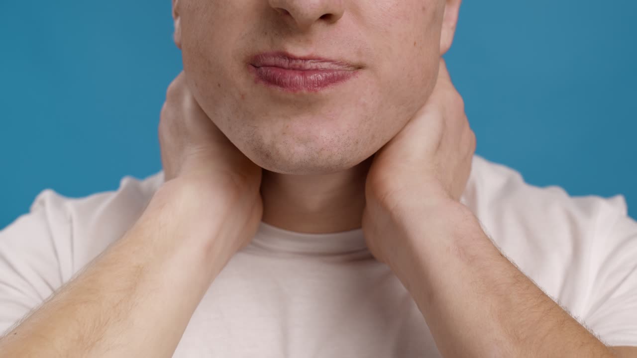 hombre sosteniendo su cuello
