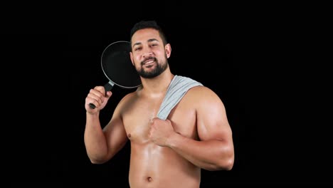 hombre musculoso sonriente sosteniendo la estufa