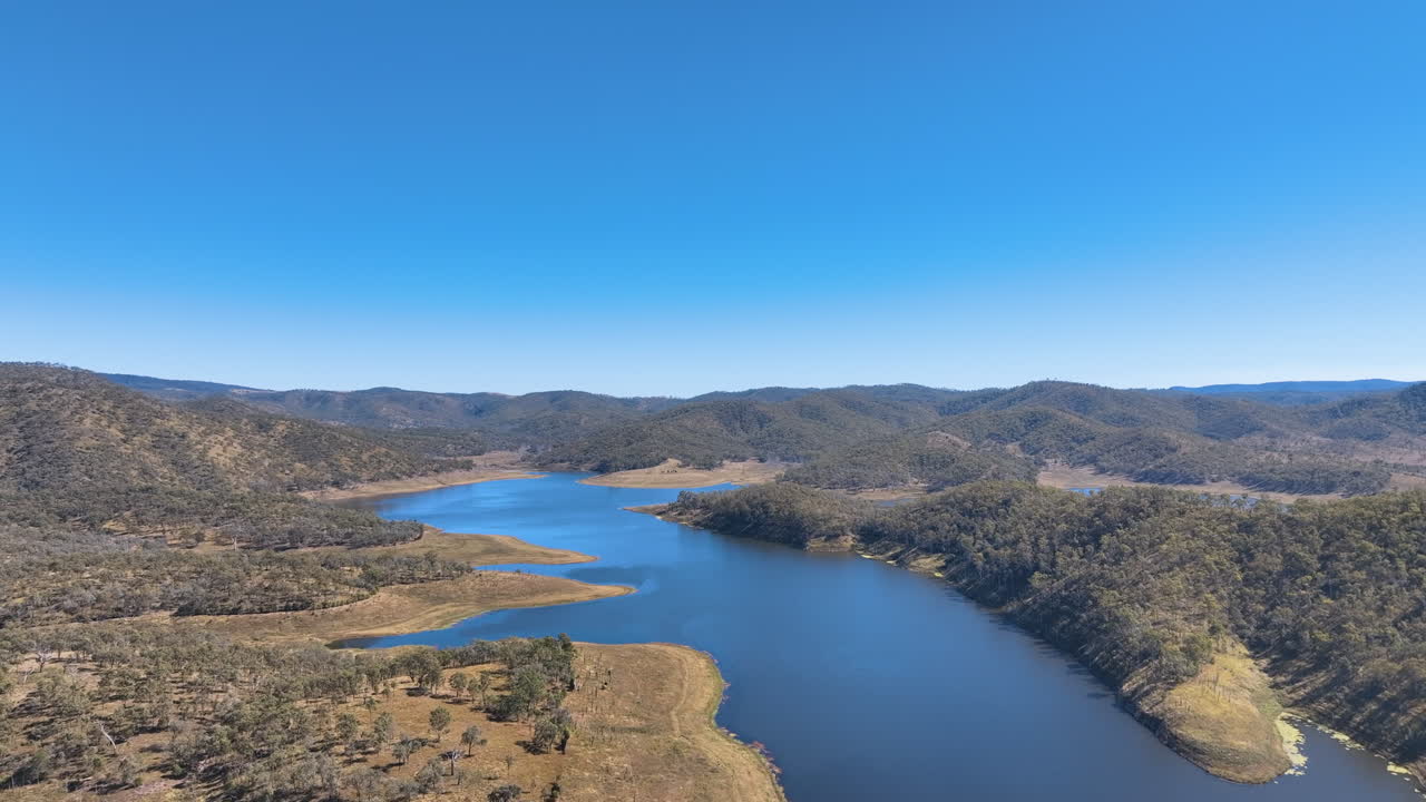 산으로 둘러싸인 호수의 조감도