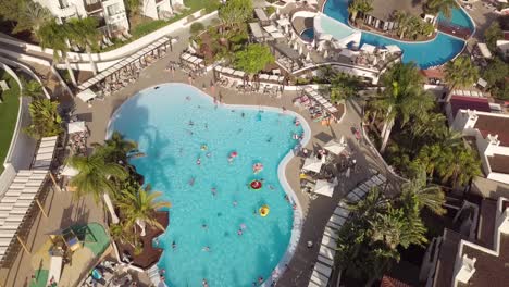 Antena-De-Arriba-Hacia-Abajo-En-Canarias-España-Fuerteventura-De-Piscina-Con-Turista-En-Resort-De-Hotel-De-Lujo-De-Vacaciones