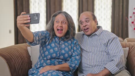 Feliz-Pareja-De-Ancianos-Indios-Haciendo-Clic-En-Selfies