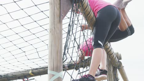 amigas disfrutando de hacer ejercicio en el campamento de entrenamiento juntas