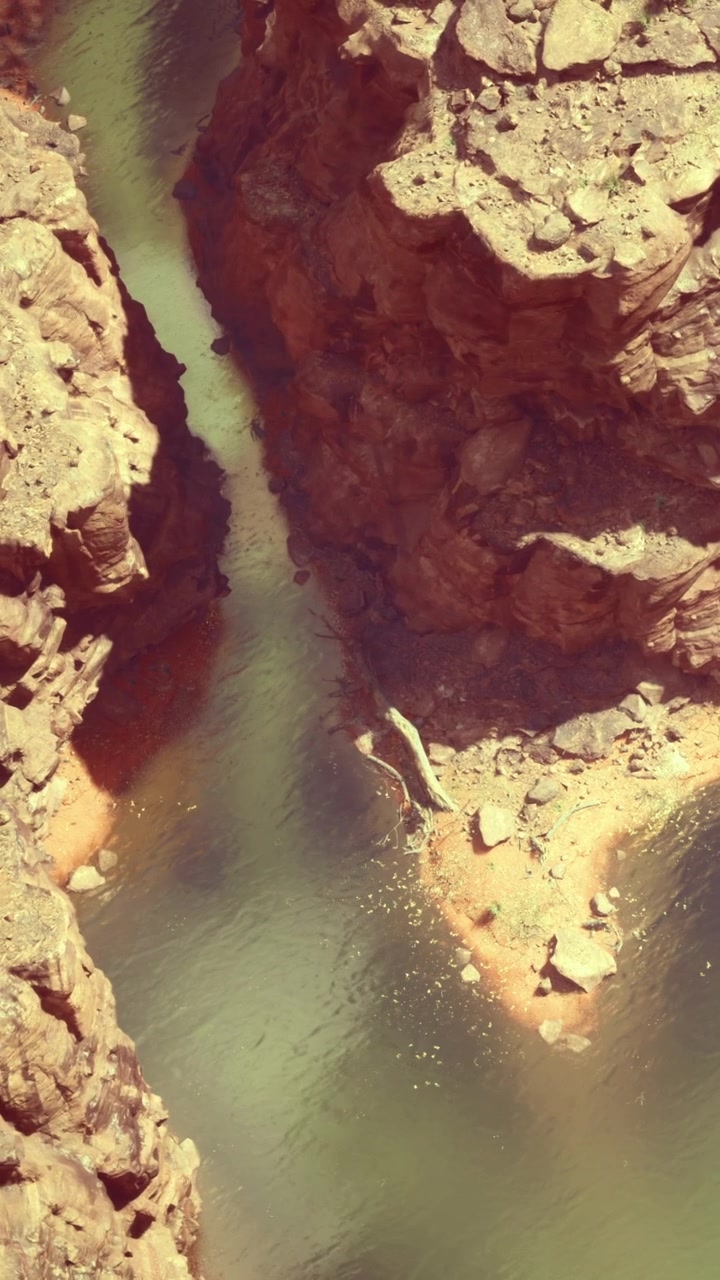 Esplorando un fiume stretto che scorre tra scogliere rocciose in un'area desertica.