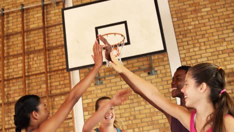 Gruppe-Von-High-School-Kindern,-Die-Auf-Dem-Basketballplatz-High-Five-Geben