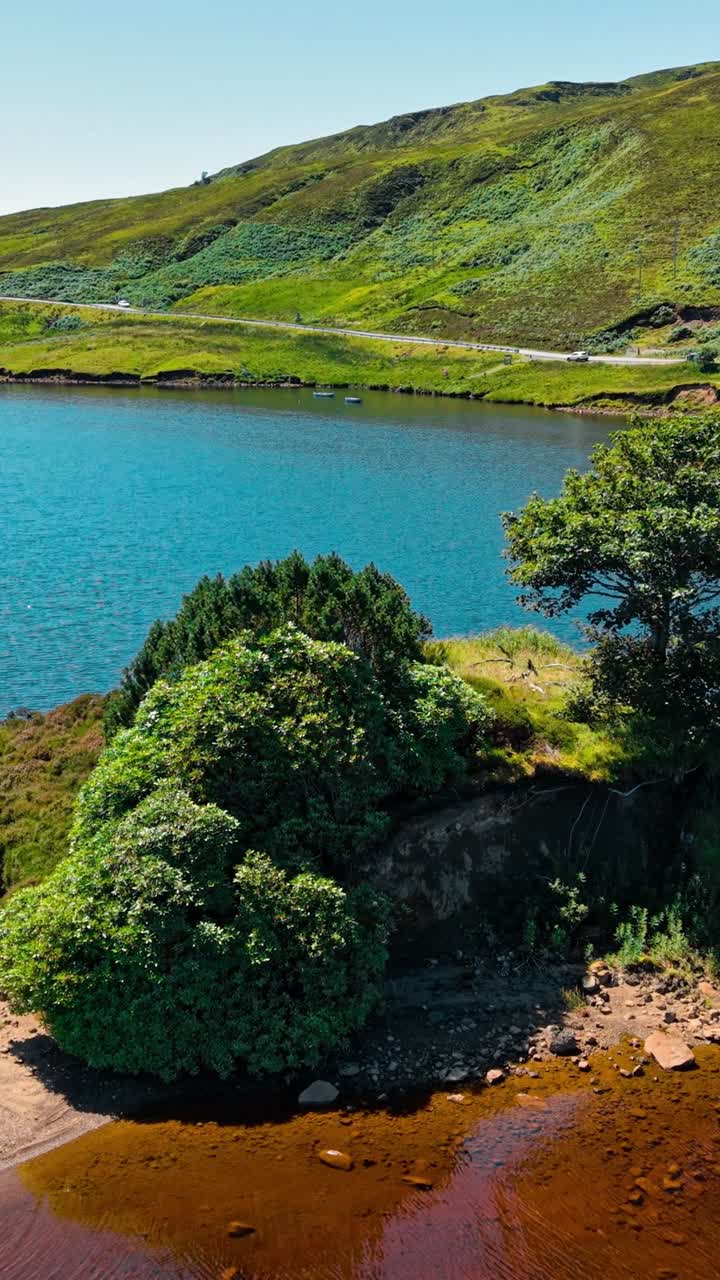 Pemandangan Udara Pulau Tenang di Danau Skotlandia Saat Siang Hari yang Cerah