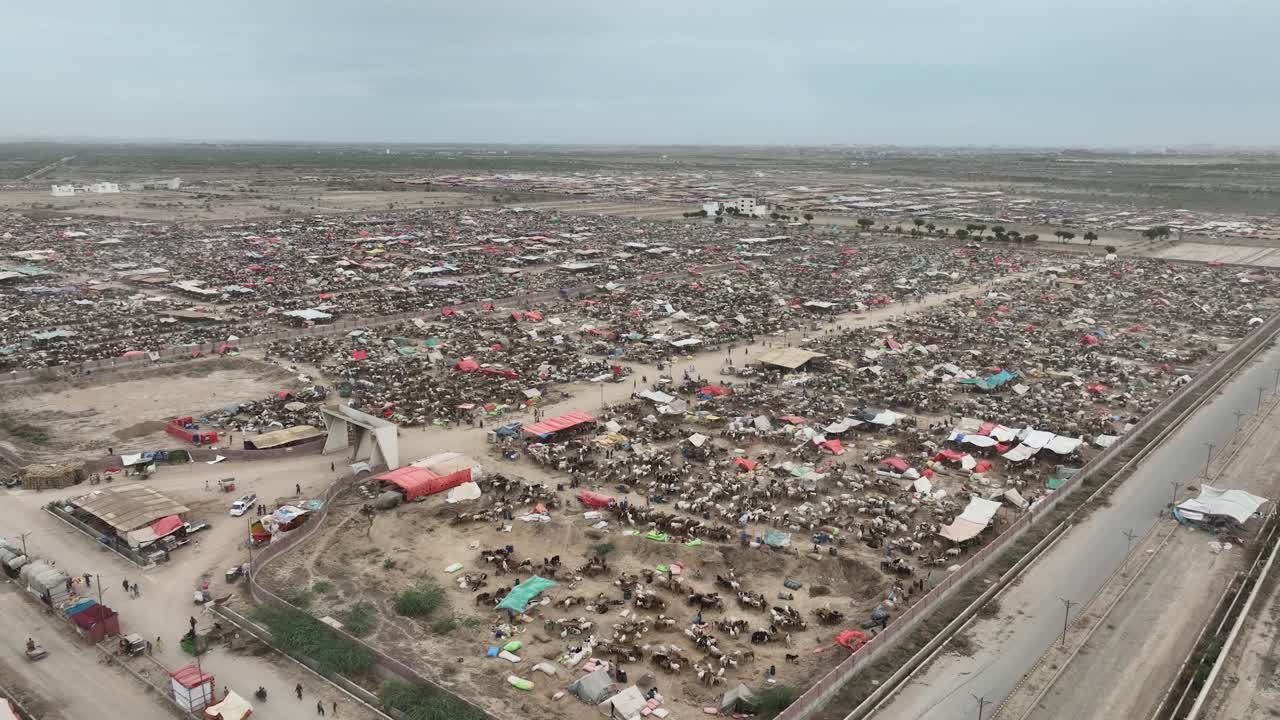 파키스탄 카라치 의  ⁇ 창 하고  ⁇ 비는 시장 의 공중 드론 영상