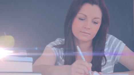 animación de la luz sobre una mujer caucásica escribiendo en un cuaderno
