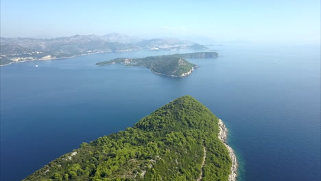 Toma-Aérea-De-La-Isla-De-Lapad-En-Croacia,-Frente-A-La-Costa-De-Dubrovnik,-Las-Islas-Se-Ven-Increíbles-Con-La-Toma-Lenta-Del-Dron