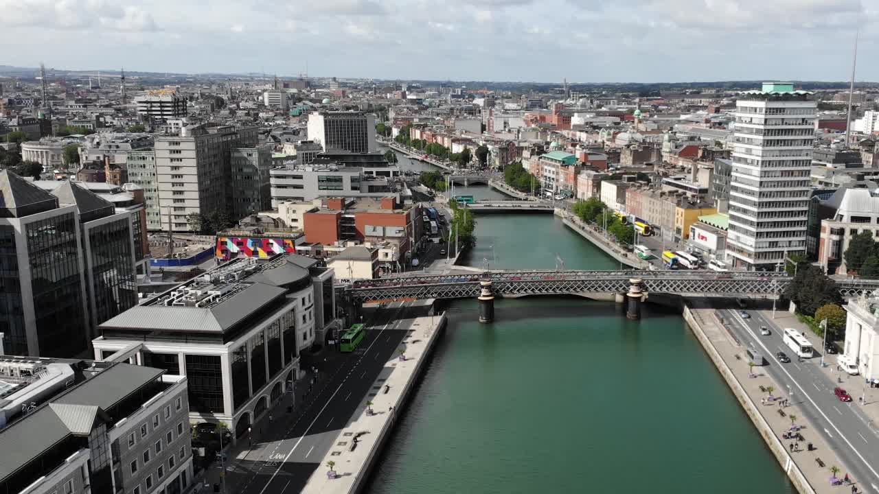 1GQ, ein bekanntes Bürogebäude. Georges Quay, River Liffey. Dublin, Drohnenaufnahme der Stadtlandschaft