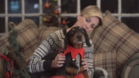 Schöne-Frau-Mit-Hund-In-Weihnachten