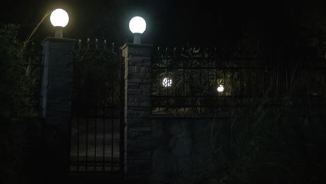 vista de las puertas iluminadas hechas de piedra y metal