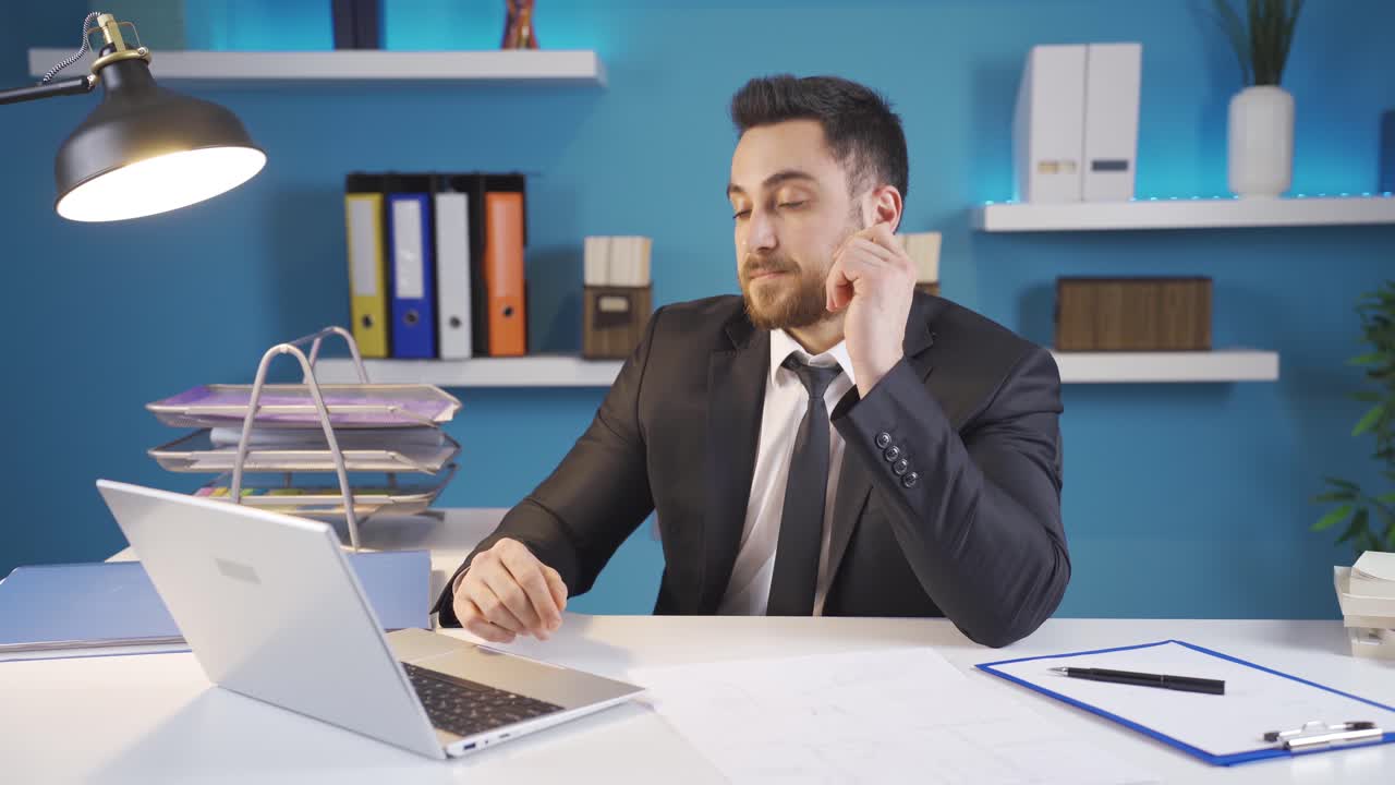 잠을 자던 사업가는 깨어나서 일을 계속합니다.