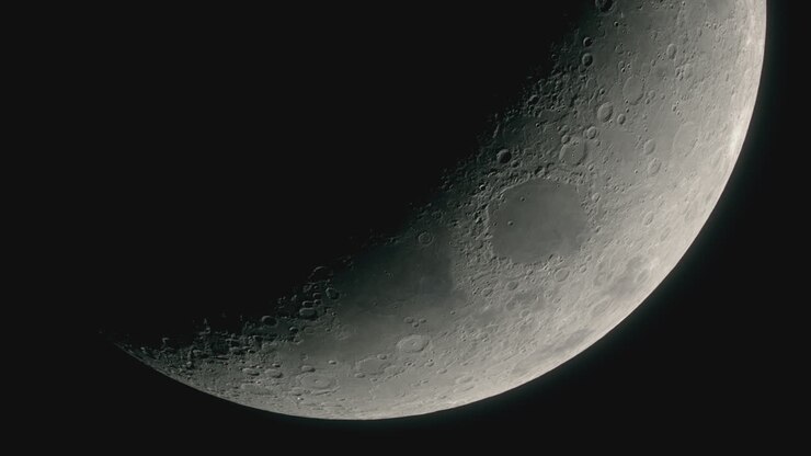 A Lua está alta no céu