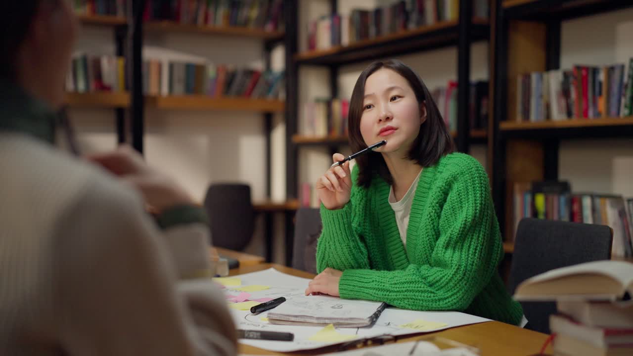 도서관에서 공부하는 여자