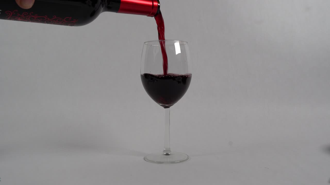 verter un vino tinto en un fondo blanco