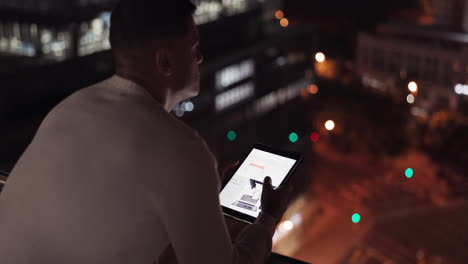 hombre, tableta y ciudad usando datos nocturnos para desplazarse